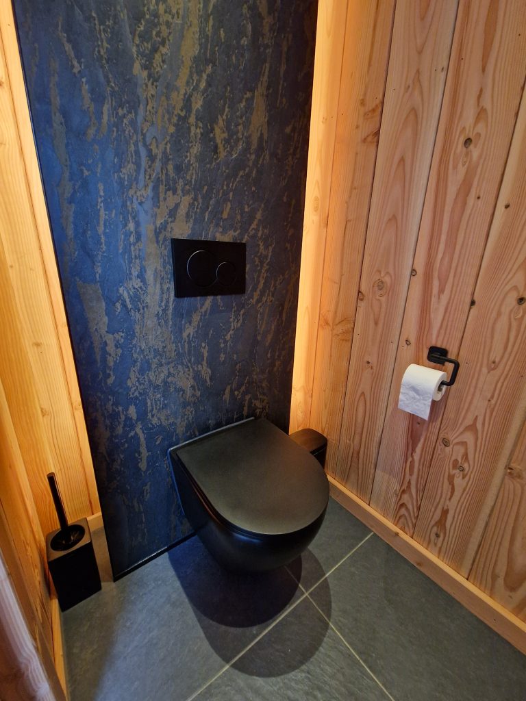 Toiletruimte binnen Douglas houten overkapping met unieke wand + spotjes
