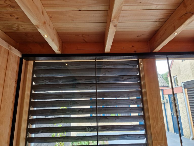 Douglas houten overkapping met shutters met glazen schuifdeuren