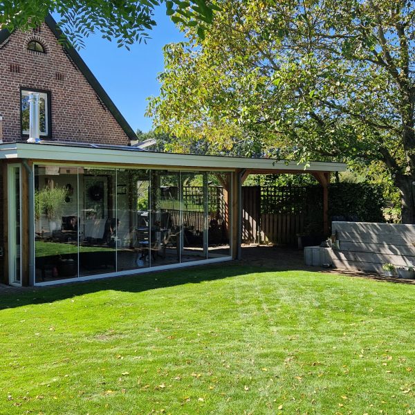 Overkapping als uitbouw van je huis met lichtstraat en unieke bestrating in Nispen